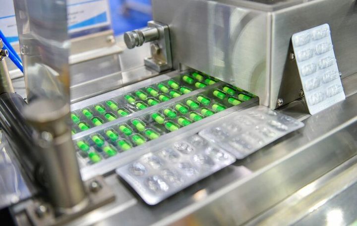 Entdecken Sie pharmazeutische Verpackungsmaschinen, die Arzneimittel durch manipulationssichere Verschlüsse schützen.