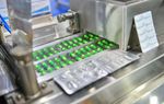 Entdecken Sie pharmazeutische Verpackungsmaschinen, die Arzneimittel durch manipulationssichere Verschlüsse schützen.