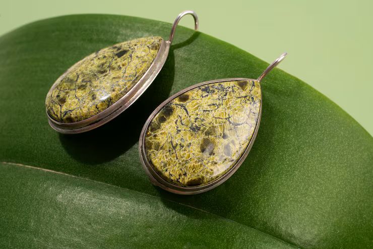 Resin Jewellery Overview: Explore Key Designs, Materials, and Techniques