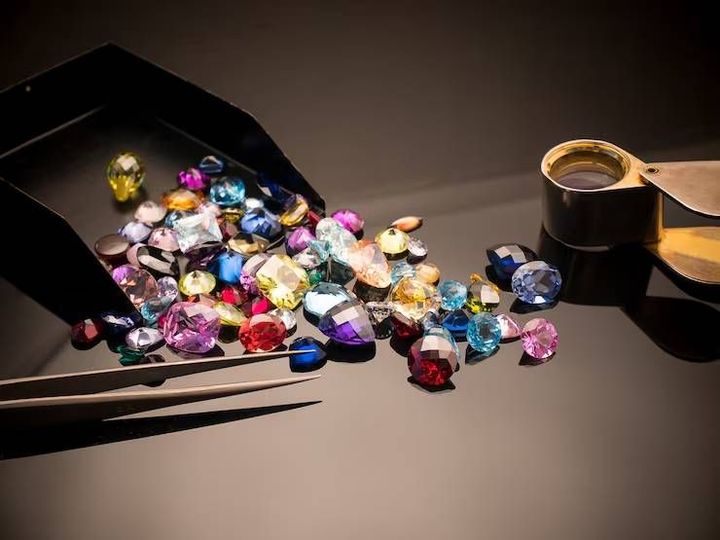 Explore Investment-Grade Gemstones With Grading Standards and Market Knowledge