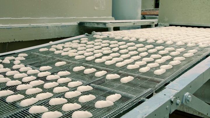 米加工機械を探る：炊飯米やおにぎりが大規模に製造される仕組み