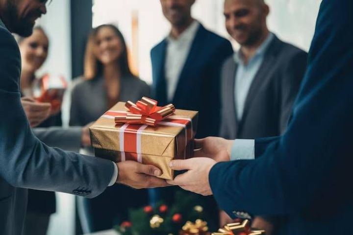 Corporate Gifting Guide: Employee Gifts, Client Appreciation, Occasions and Selection Factors