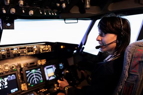 Guide to Aviation Academy Education: Pilot Training, Aviation Management, and Career Pathways