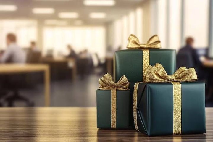 Corporate Gifting Guide: Gift Types, Personalization, Occasions, Ideas and Considerations