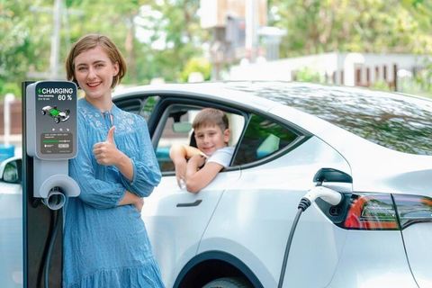 Electric Vehicle Guide: Motors, Batteries, Charging Systems, Driving Range and Maintenance