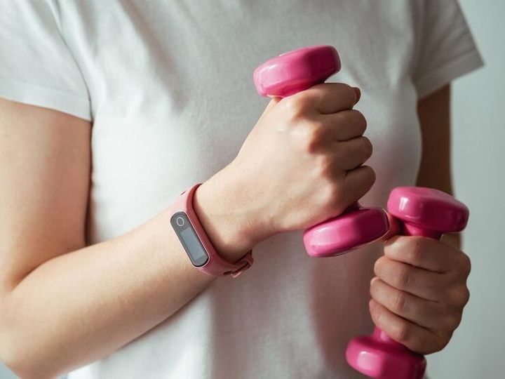 Fitness Tracker Bracelets Guide: Types, Health Metrics, Activity Tracking and Key Features