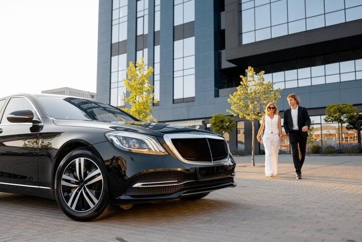 Luxury Car Rentals Guide: Vehicle Categories, Rental Options, Features and Important Considerations