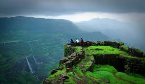 A Traveler’s Guide to 10 Scenic Indian Spots to Visit This Monsoon